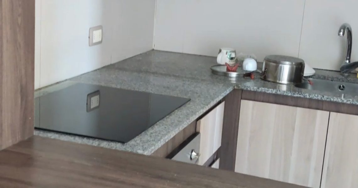 Cocina - Vista Frontal y Barra Desayunadora