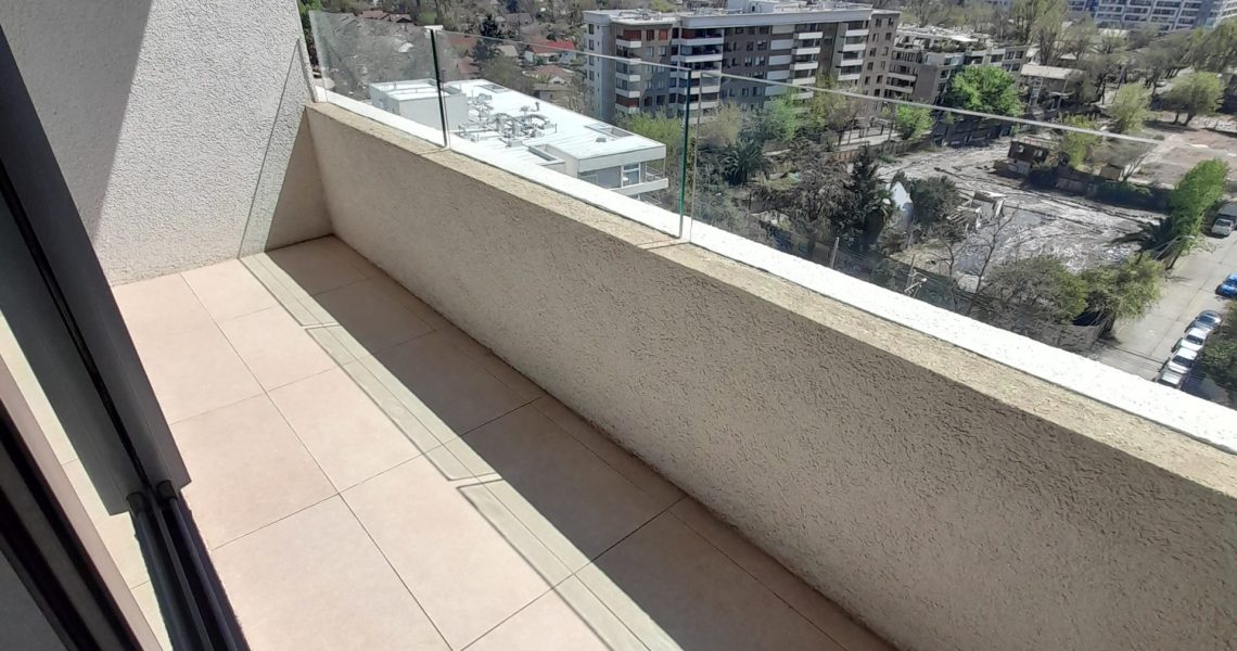 Vista despejada desde el balcón de departamento en Plaza Egaña.